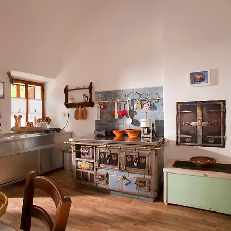 Juvanova Hisa - And 3*