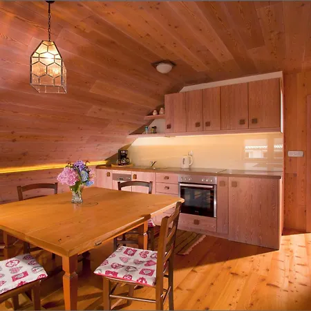 Juvanova Hisa - And 3* Luče