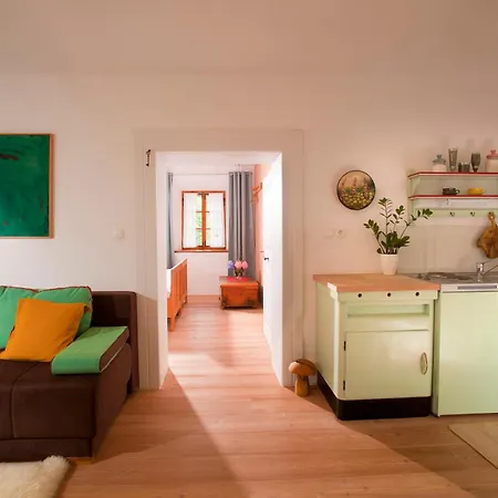 Juvanova Hisa - And 3*