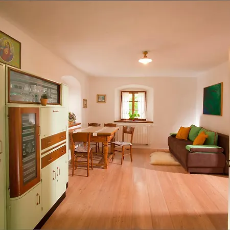 Juvanova Hisa - And Luce