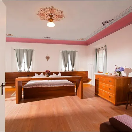 Juvanova Hisa - And بيت ضيافة