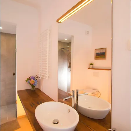 Juvanova Hisa - And Gasthuis Luče