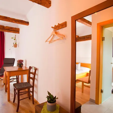 Juvanova Hisa - And 3*