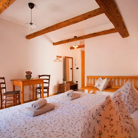 Juvanova Hisa - And Luče