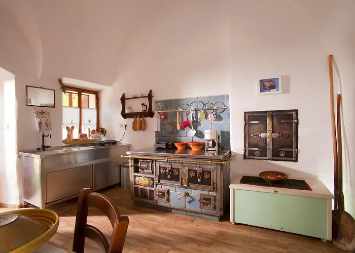 Juvanova Hisa - And 3*