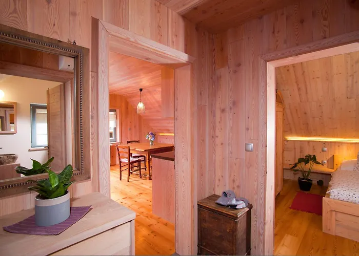 Juvanova Hisa - And Luce