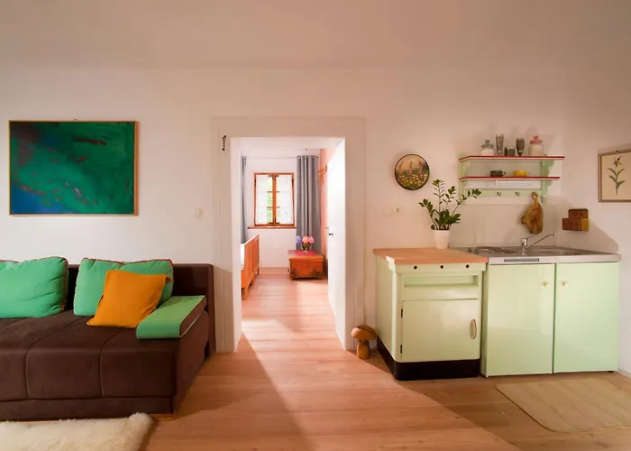 Juvanova Hisa - And 3*