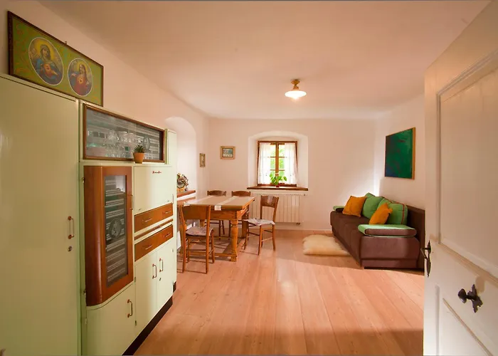 Juvanova Hisa - And Luce